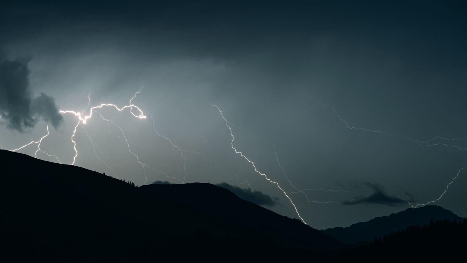 A single bolt of lightning that crossed Texas, Louisiana, and Mississippi in April 2020 stretched 768 kilometres end to end, once the longest single flash ever recorded and roughly the distance from New York City to Columbus