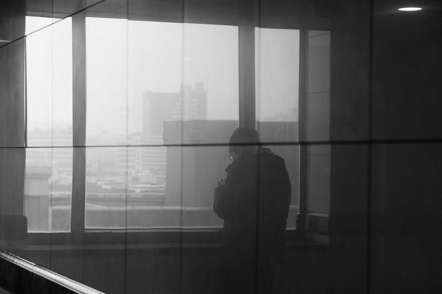 Organisational psychologist Tasha Eurich studied thousands of people and found a remarkable self-awareness gap: about 95% believed they were self-aware, but only an estimated 10–15% met her criteria — suggesting most of us understand ourselves, and how others see us, considerably less accurately than we think.
