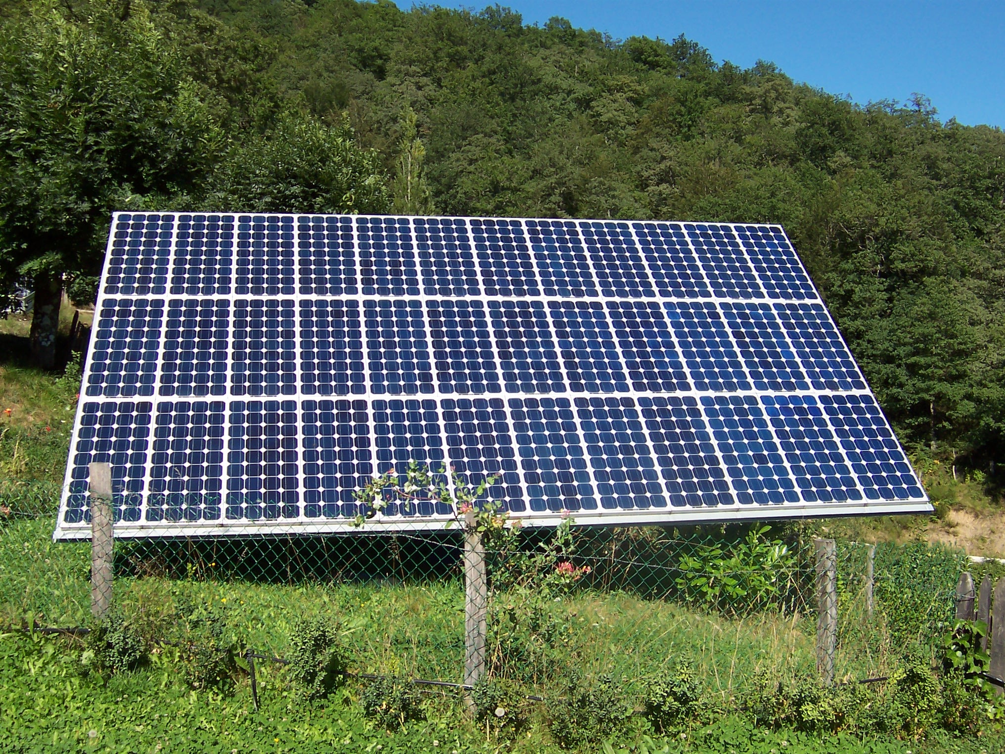 Close-up of a photovoltaic solar panel. Photo: Josep Maria Soler (jsoler13). CC BY-SA 3.0 via Wikimedia Commons.